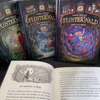 Flüsterwald – Die Jugendbuchserie von Andreas Suchanek. Erschienen beim Ueberreuter Verlag. Flüsterwald - Die Jugendbuchserie von Andreas Suchanek. Erschienen beim Ueberreuter Verlag.